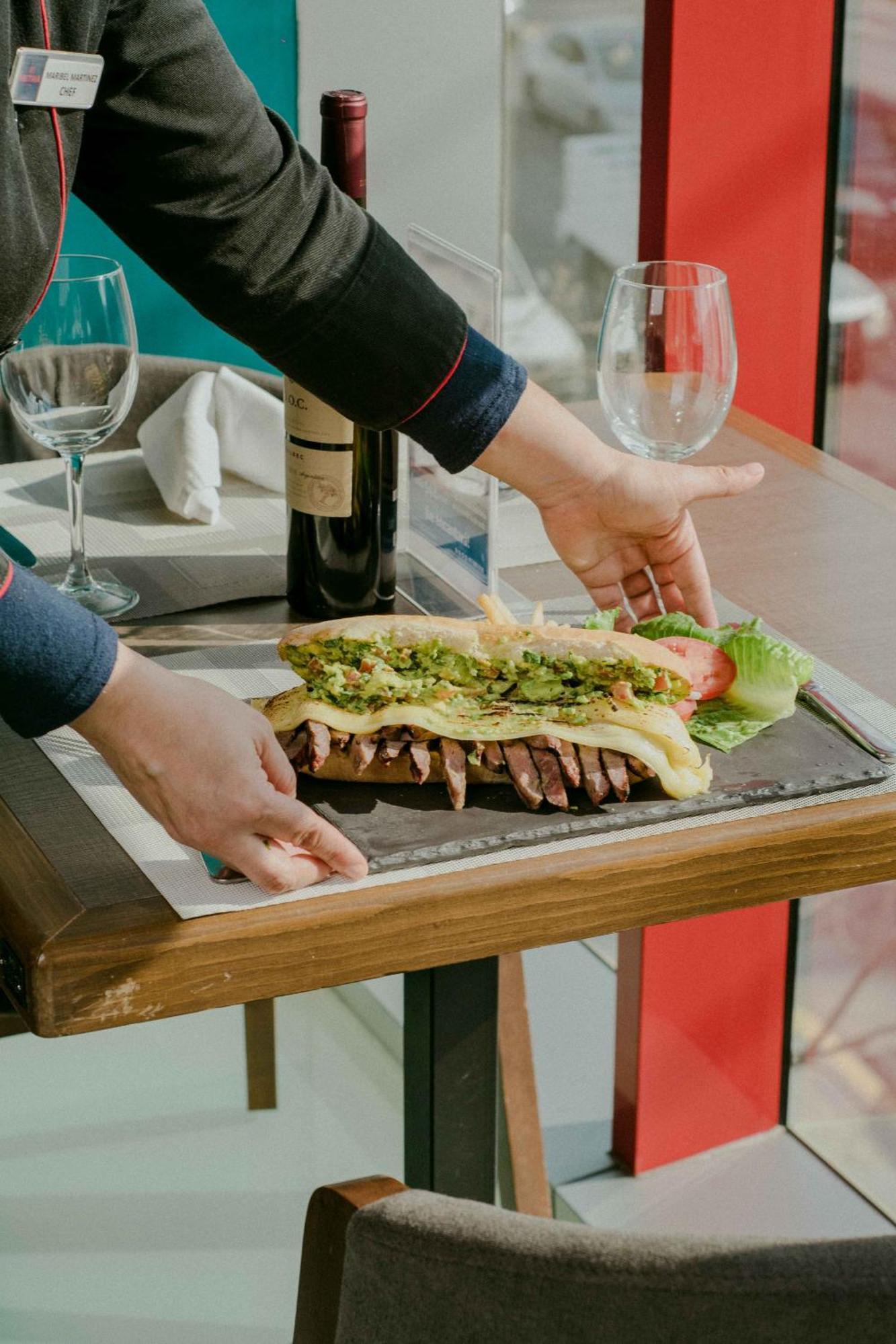 Metria Hotel 레온 외부 사진 A waiter serving a steak