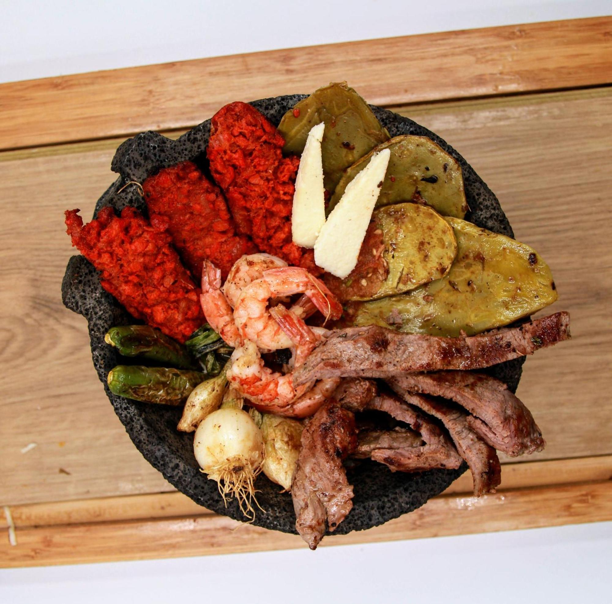 Metria Hotel 레온 외부 사진 A plate of assorted grilled meats