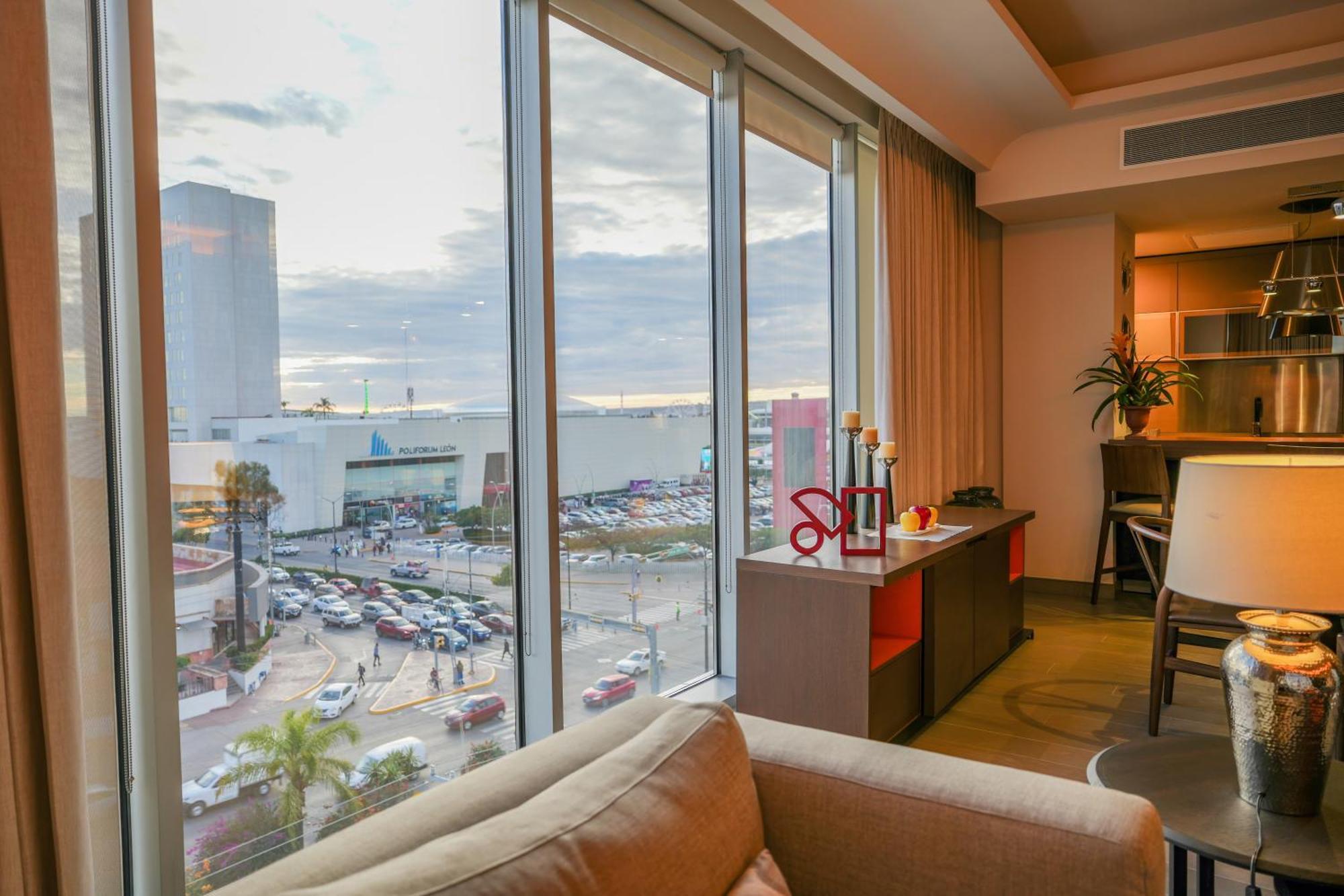 Metria Hotel 레온 외부 사진 A view from a suite at the JW Marriott Phoenix.